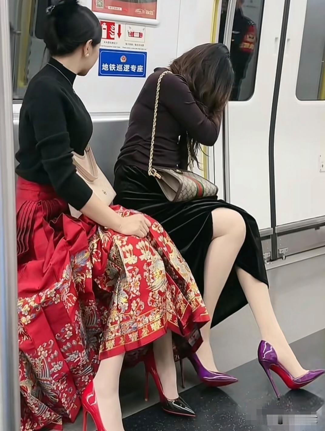 我就想问一问地铁上的两位女士，难道不怕摔倒吗？仔细看她们穿的高跟鞋👠不是一
