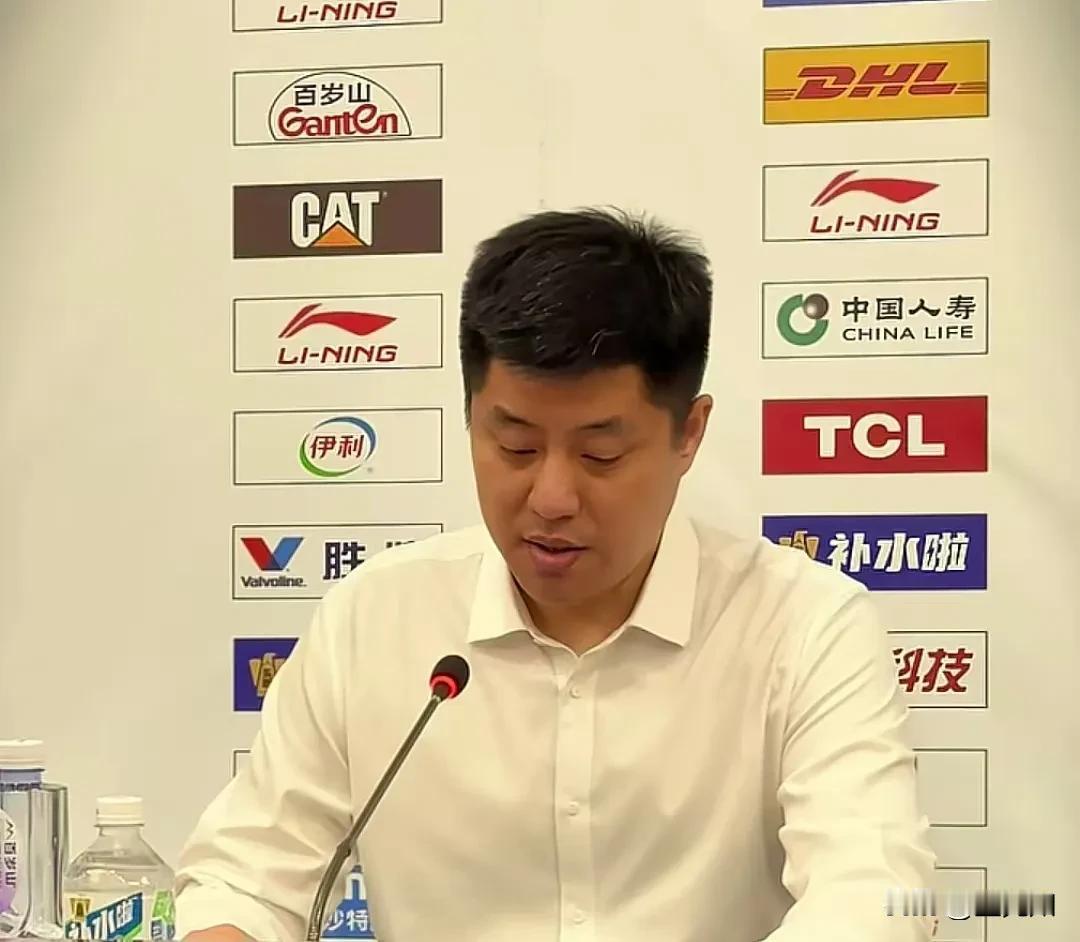 潘江在昨晚的赛后新闻发布会上说，篮球不止有投篮。我听见很多球迷都在喊盖伊，盖伊，