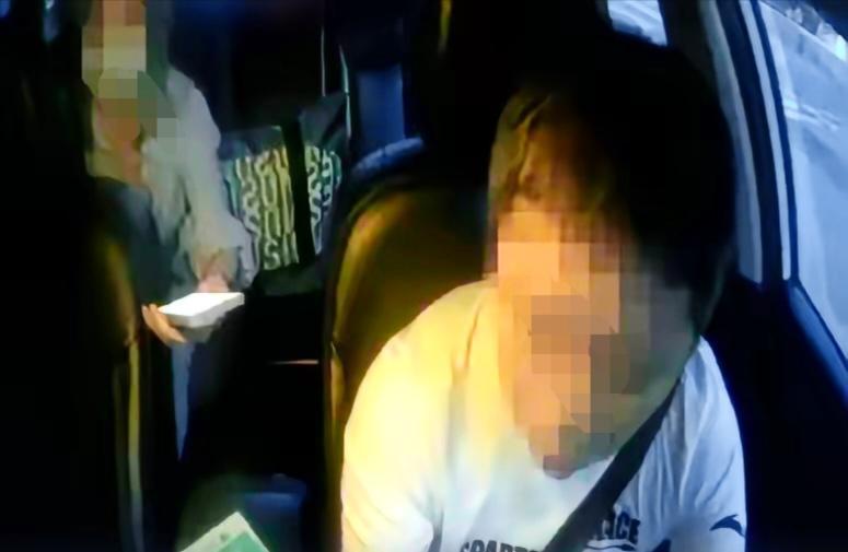 福建厦门，女子晚上打车将56.8元车费，失误付成568元。等她发现车已经远去，没