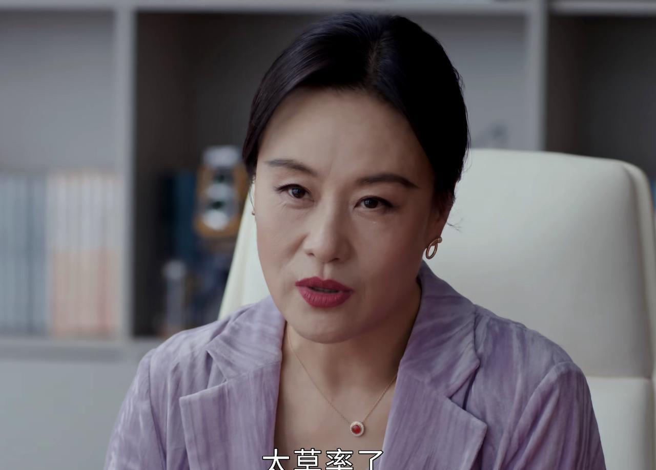 李青青对胡曼黎前后不一的态度，恰恰印证了资本家冷血无情的现实。得知薛晓舟把胡曼