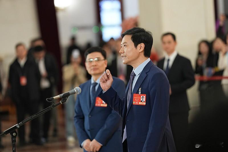 雷军这次在两会采访里透的小米汽车规划，真的把步子踩得特别实。首先是销量目标，2026年要冲55万台年