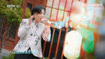 央视镜头下的李斯丹妮李斯丹妮穿新中式白色上衣配黑裤亮相央视，简洁大方的样子太吸睛