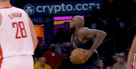 逆天！季后赛詹姆斯还敢玩折叠暴扣？这是41岁的老将？前面两场季后赛都爆冷了，湖