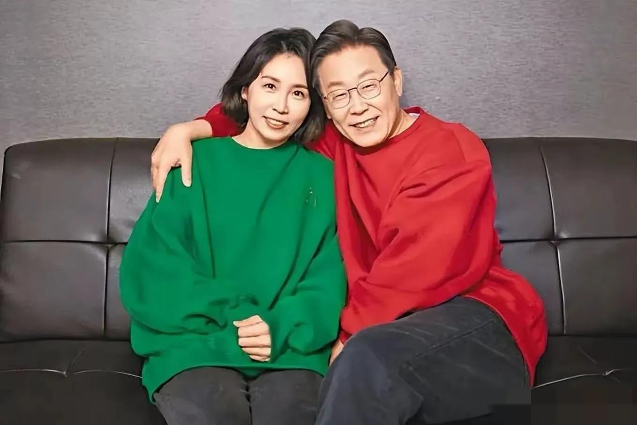 李在明当选，给所有男人上了一课！那就是一定要爱老婆！选择了伴侣，就终身不离不