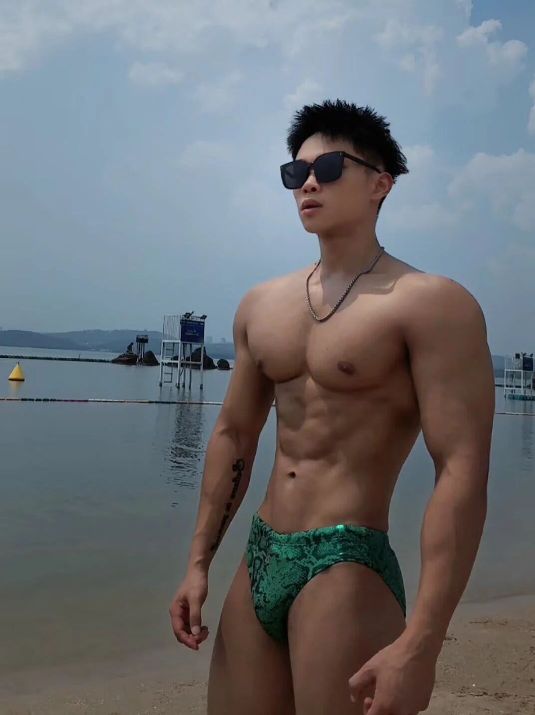 挽狂澜于既倒，扶大厦之将倾。仰君之风骨，敬君之孤勇。​​​