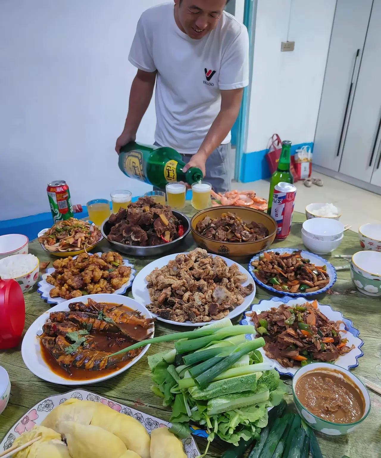 有没有东北的朋友？你能报出这桌上几个菜名？看起来实在太有食欲了。