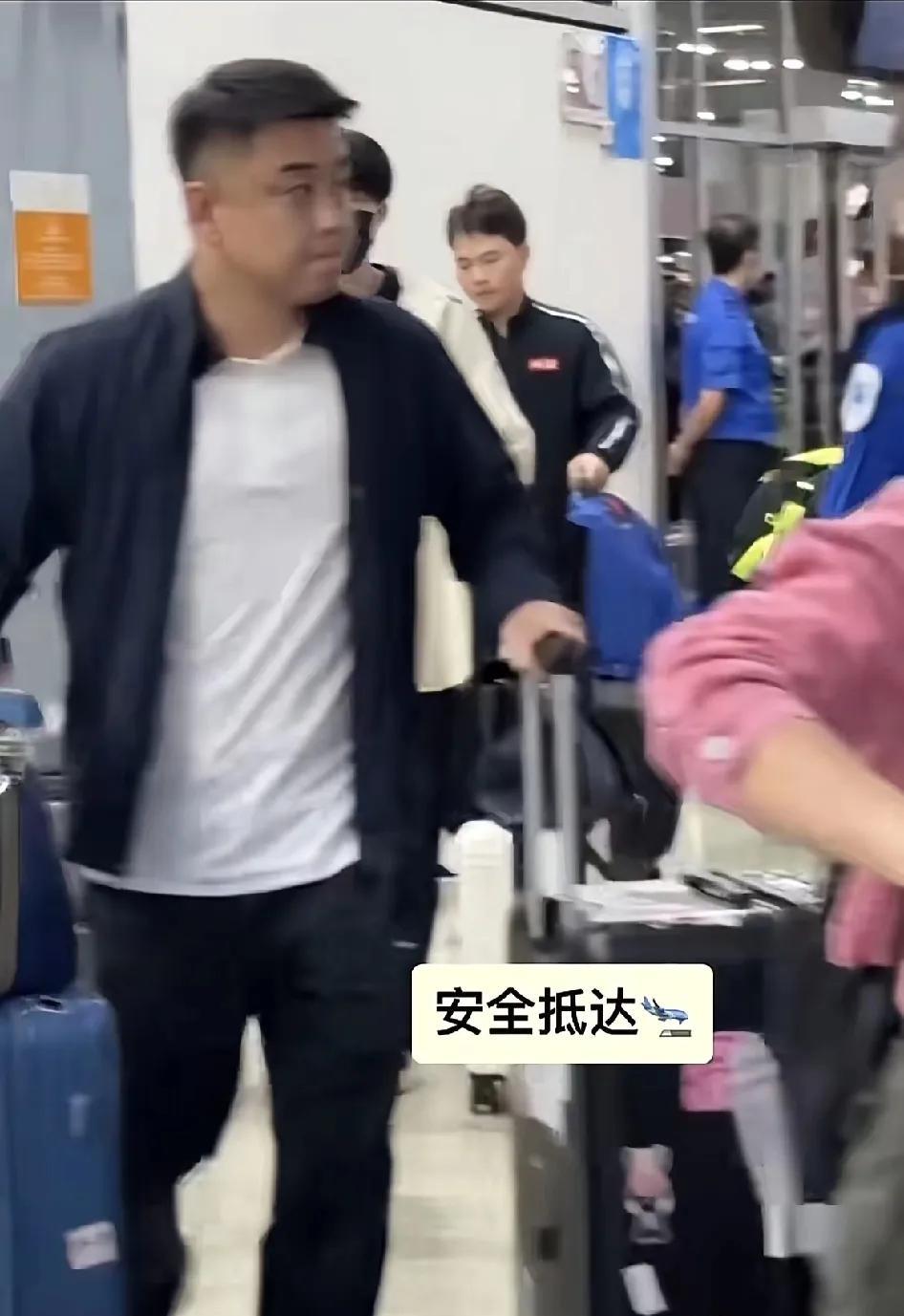 刚看网友发的国乒已经抵达拉斯维加斯了？不是明日才出发吗？浩浩荡荡的一支队伍，看