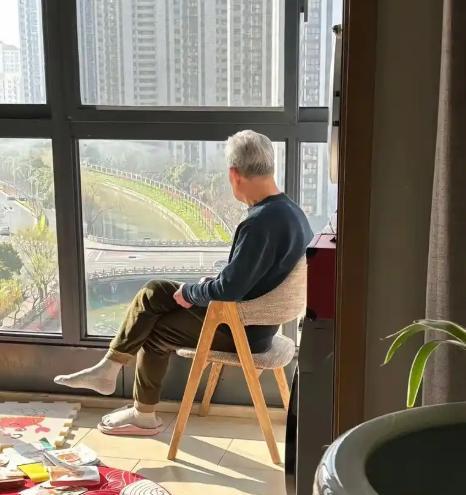 四年前，公公在我家看孙子，习惯性在客厅抽起了烟，看到孩子被烟呛到，我火大地吼了一