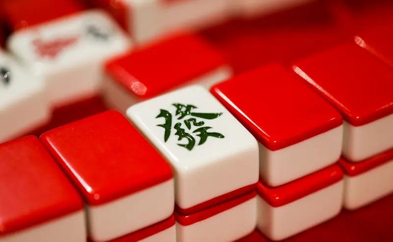 三缺一，电话一响，婆婆秒挂。不是她心软，是牌桌上少了她，牌局就不叫牌局。她不