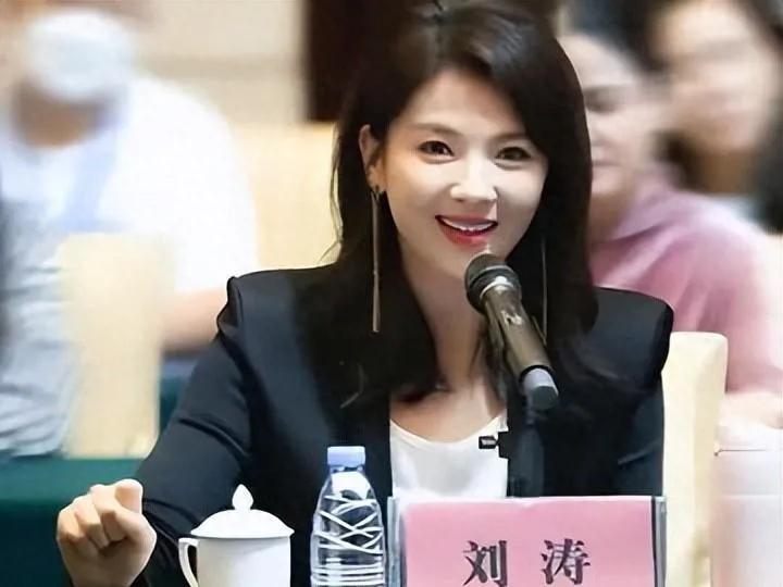 秦海璐每次出差都会给刘涛买礼物，刘涛刚夸她戒指好看，秦海璐直接把项链镯子都摘下来