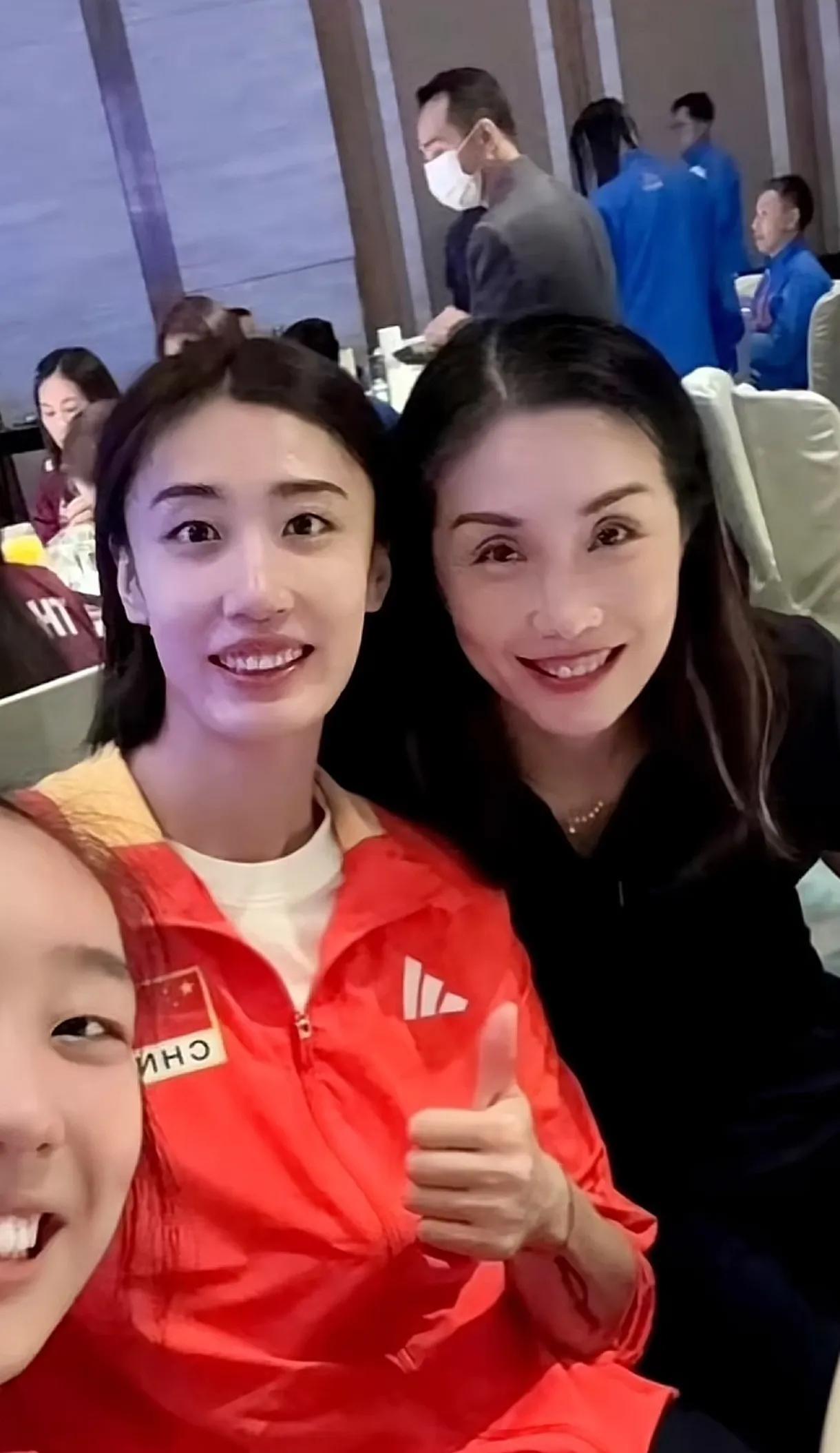 孙玥亮相中国女排欢迎晚宴，与中国女排队员合影。孙玥与杨舒茗的妈妈沈弘、邹佳祺的妈