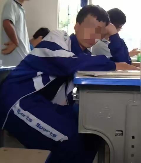 今天看到一位从教三十年的省级优秀教师的一段话，让我感到一股悲凉从脚升到头顶，三十