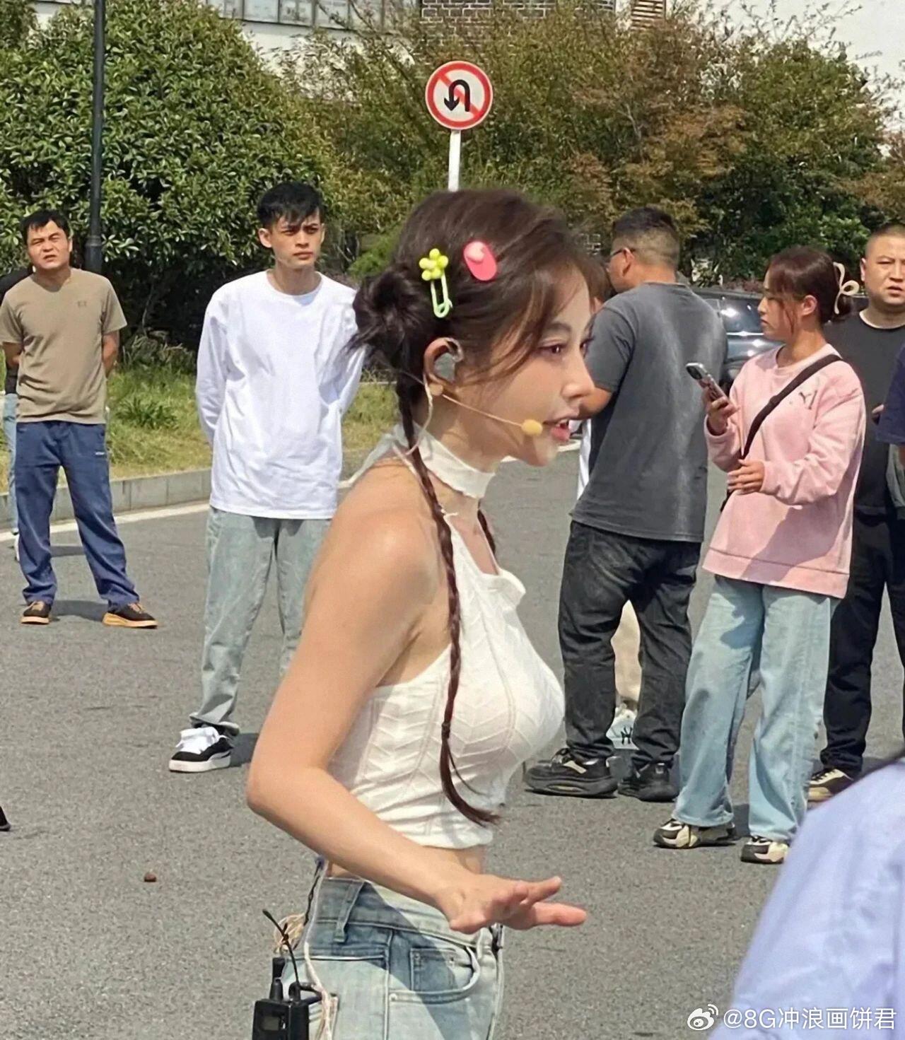冯提莫这么厚的胸垫，夏天真的热死了​​​