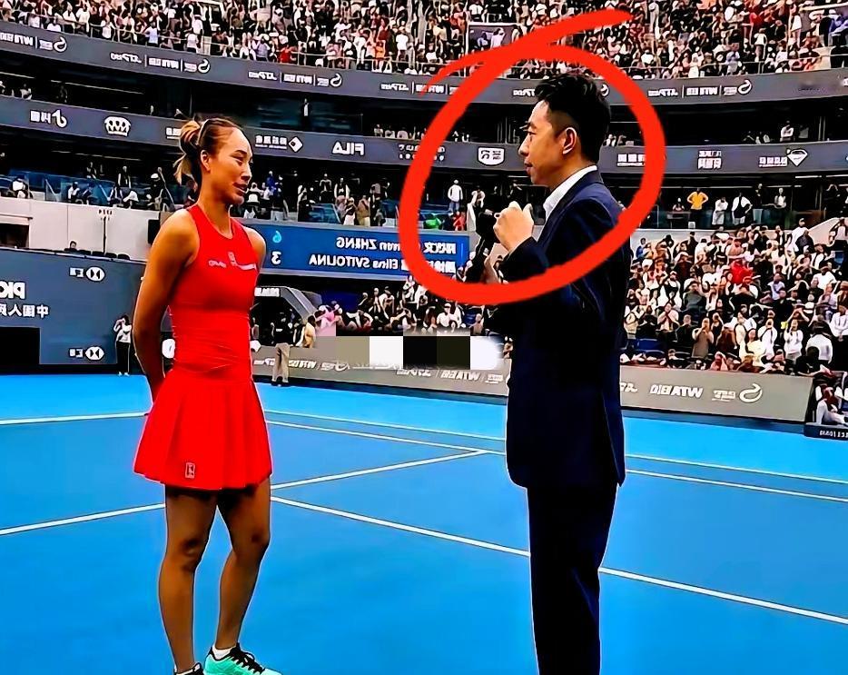 郑钦文这姑娘，真够硬的。赛后采访：我不讲英文行不行？主持人：不行。可她大