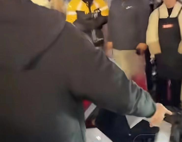 以后骑电动车可千万别看手机了不然遇到这样的事情，肠子都悔青了湖南长沙一位外卖