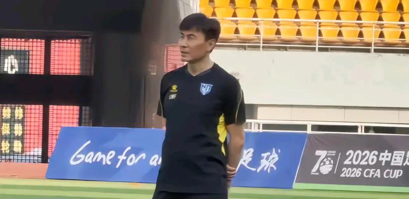 足球记者程文莉爆了一个料。在今年上半年，前国脚李玮锋开始担任中甲联赛宁波队主教