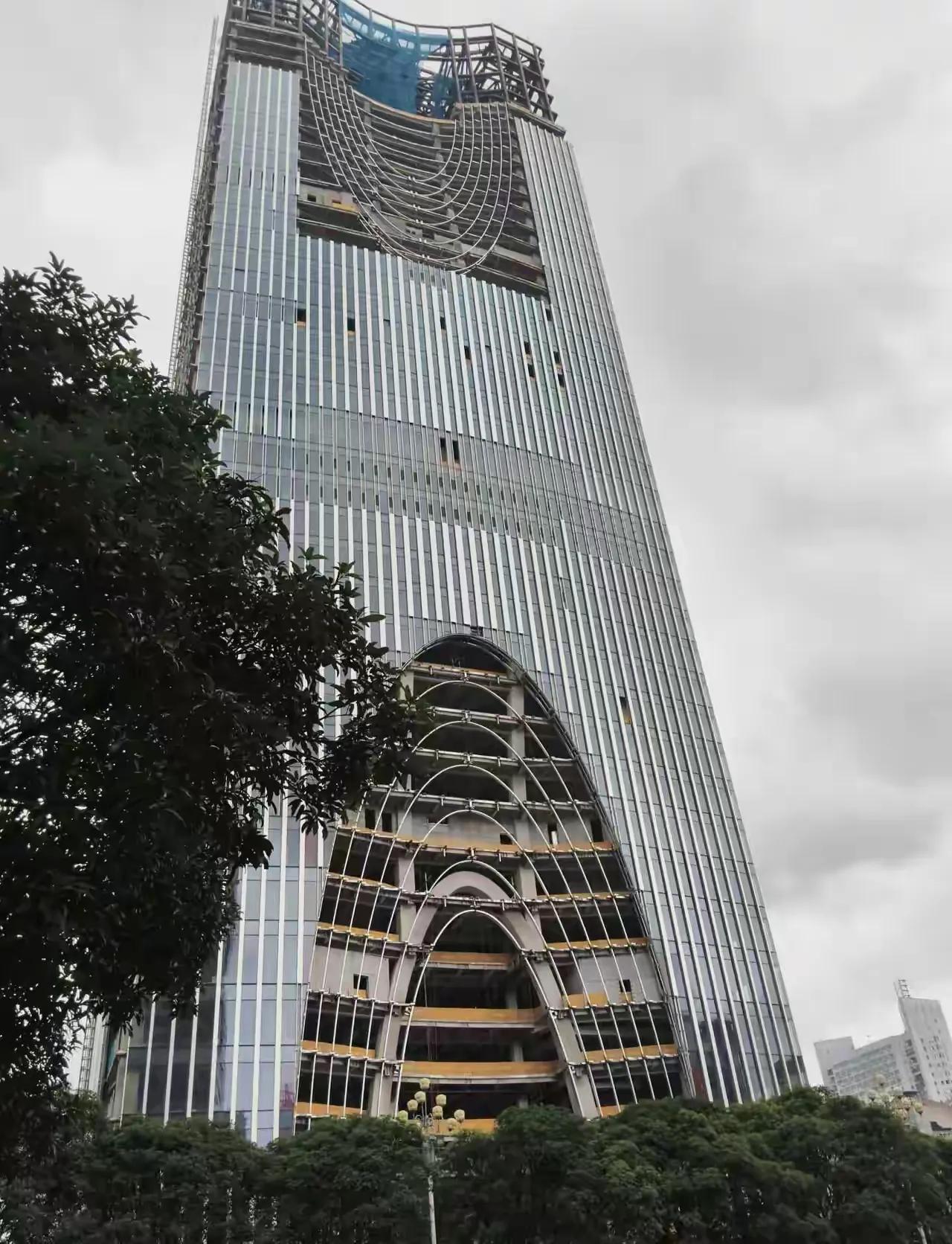 起源于福建省会福州市的兴业银行总部大厦，位于福州的核心区域五四路上，大厦总高21