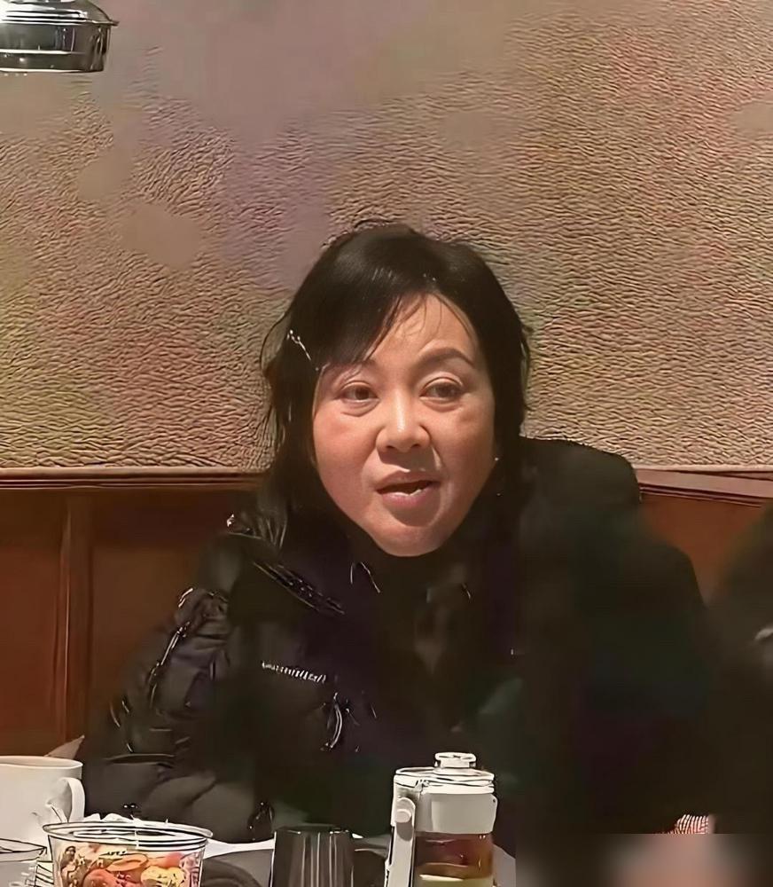 沈阳火锅店里，闫妮被路人偶遇拍下照片，没有化妆，眼袋和法令纹清晰可见。就这么一张