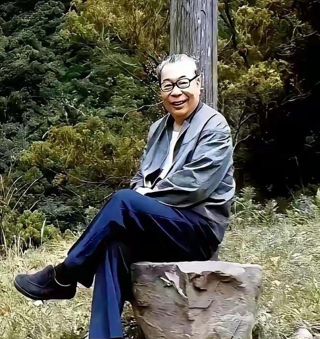 蒋经国在台湾视察时喝酒的习惯，他早年喜欢喝酒且酒量很大，但到了主政后期则变得滴酒