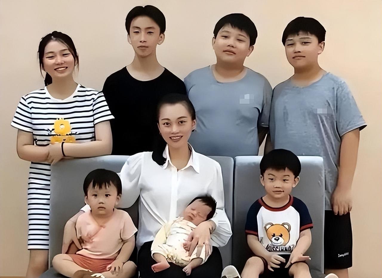 她嫁给了一个北京大学的高材生，就给丈夫使劲生孩子，连续要了7个孩子，还说自己的丈