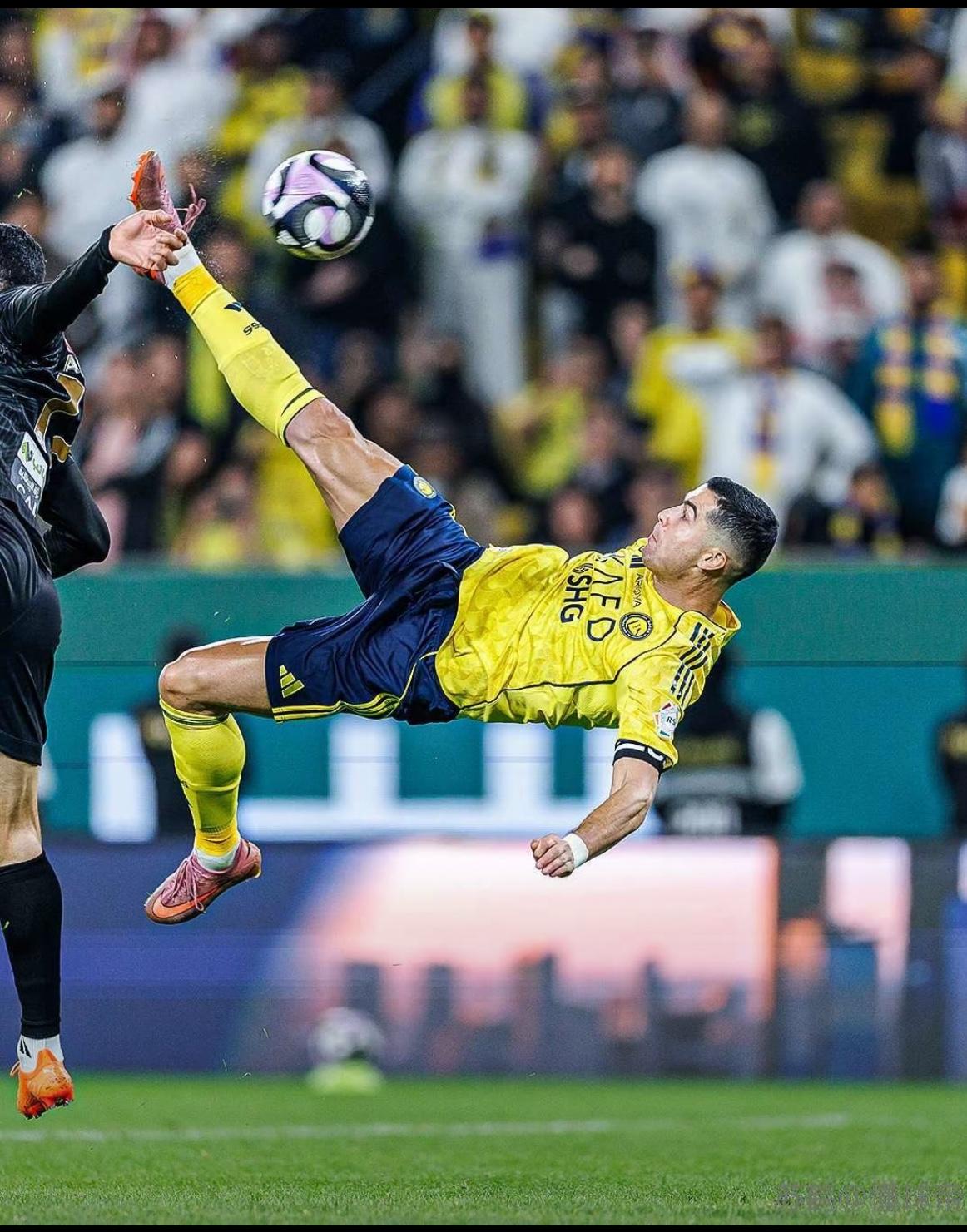 太逆天了了！这是40岁足球员还能做岀来的动作吗？40岁的C罗再次上演惊天