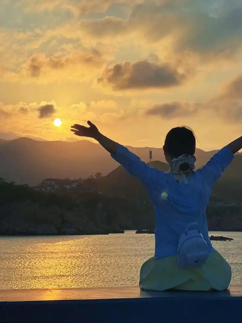 人生如白驹过隙，转瞬即逝，我们究竟该如何度过这一段短暂而宝贵的旅程？或许，很多人