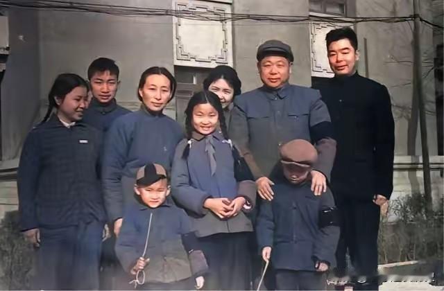 这是开国上将陈锡联将军的珍贵全家福，定格了上世纪60年代一家人的温馨瞬间。画面