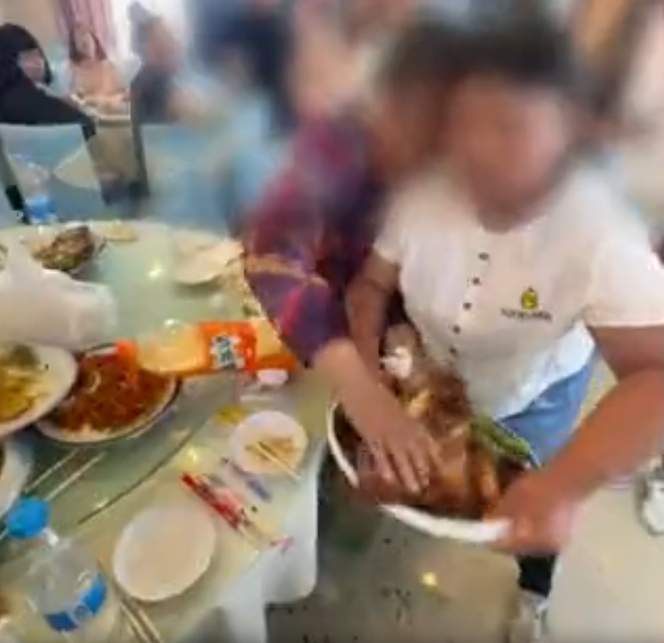 抢菜打包成“新规矩”？黑龙江婚宴大妈强夺服务员菜肴引众怒，网友：丢了做人底裤！