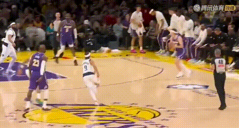 坐稳老二！里夫斯38+8+3享MVP呼声。2节初连得5分，单节6中4砍14分（