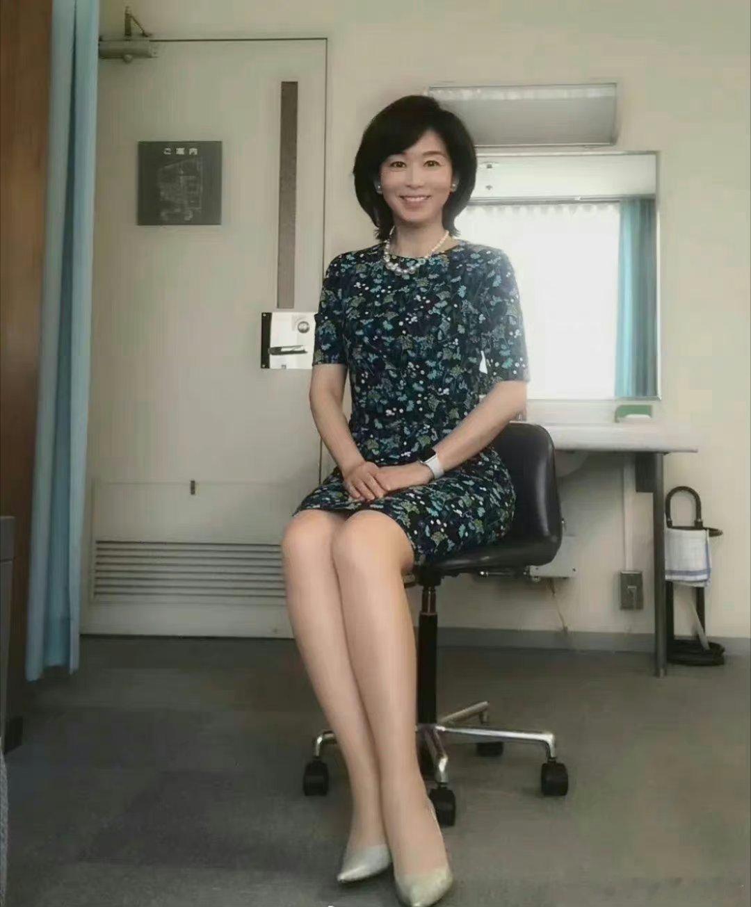 日本新宿，50岁的大姨因气质优雅而爆红。干练的短发，特殊的亲和气质，大姨每张照片