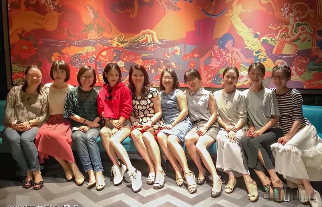 这姿势是专门摆成的[？？？]还是随性[？？？]
