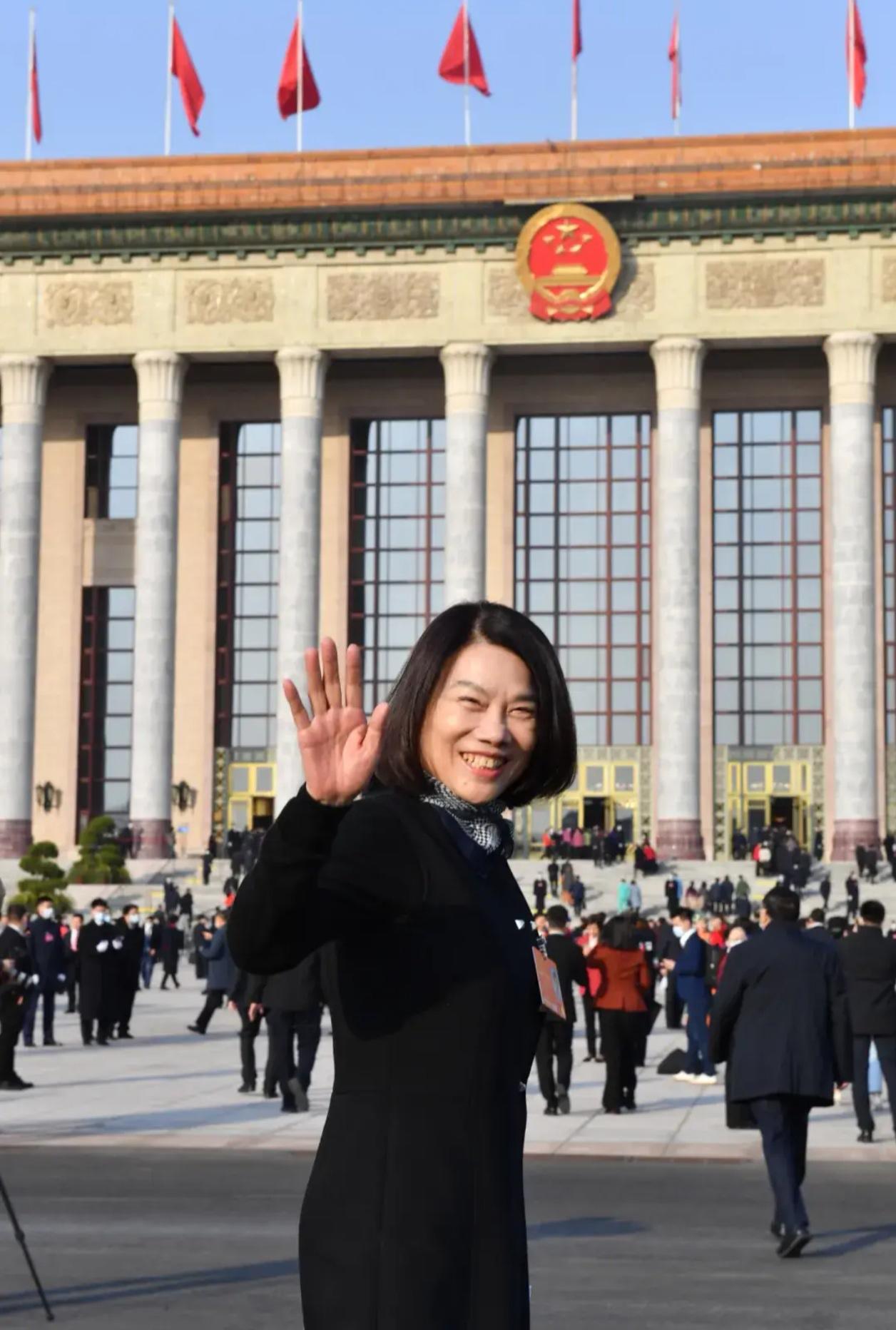 董明珠两会发声：促消费先涨工资，AI时代人类不会被替代