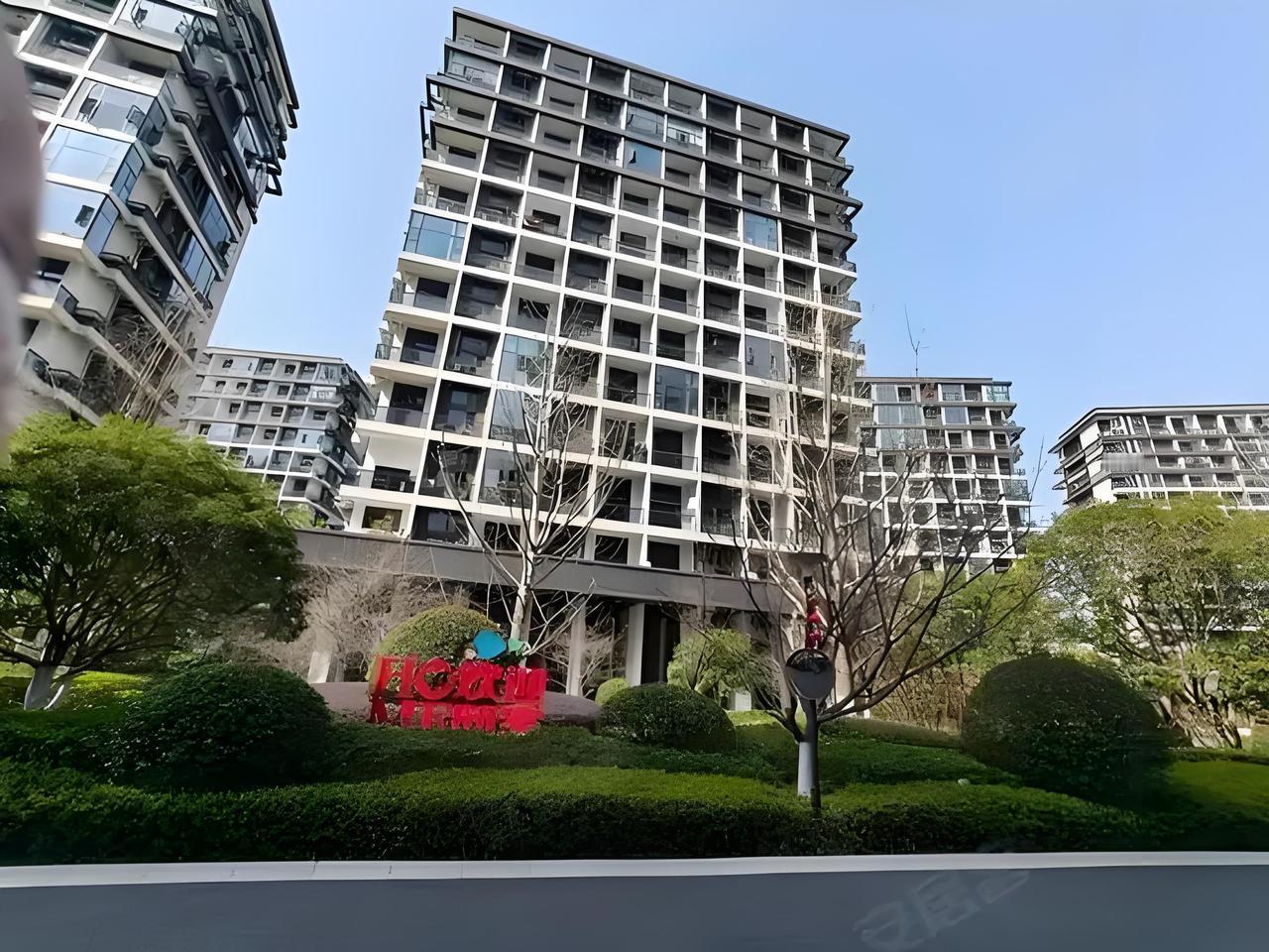 一个上海老人，是老光棍，他想卖掉上海的房子，来杭州买房养老了，说杭州有山有水，自