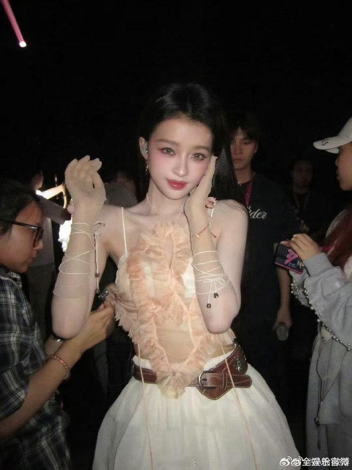 孙怡安慰张慧雯乘风2026一公直播现场，赵子琪与张慧雯排练产生分歧，张慧雯情绪落