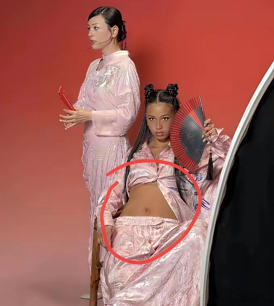 张庭女儿这是拿到基因bug了吗？全家人皮肤都不黑，只有她一个黑得发亮，这肤色在家