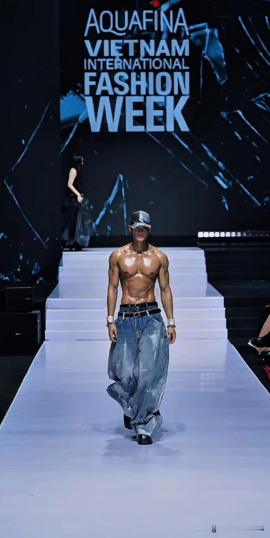 笑哭我了，越南男模走秀才叫真实！台上光鲜亮丽，其实秀前脱水都快站不稳。网友热议他