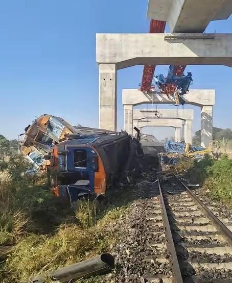 泰国高铁项目施工现场出大事了！1月14日，一台用于建造高架线路的起重机突