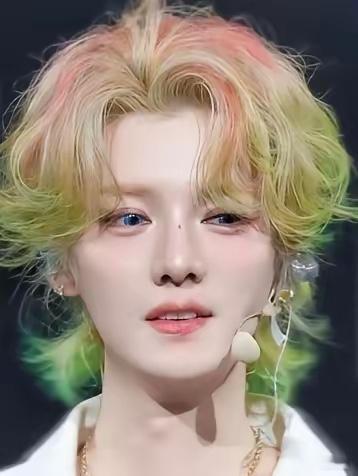 内娱男明星里，我最想不通的人就是鹿晗，明明有一个顶流男艺人的身份和一段美好的爱情
