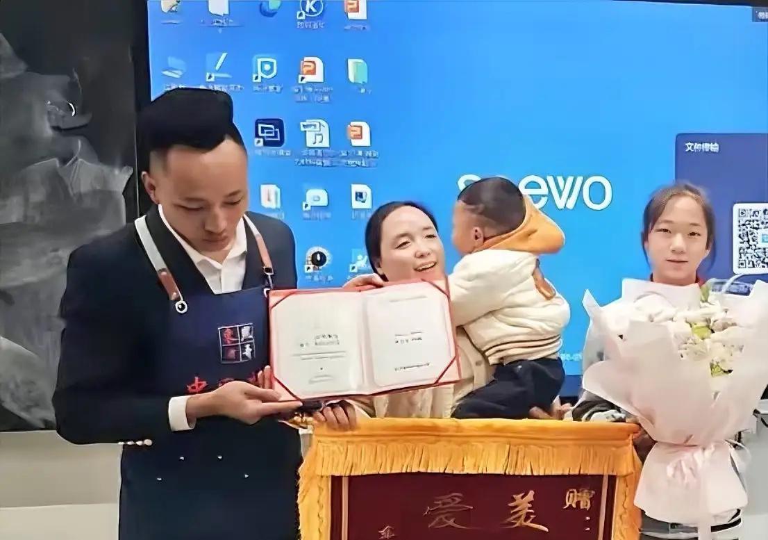 近日！贵阳一3岁男童走失，11岁女孩买糖哄去派出所，男童父母到其学校送终身免费牛