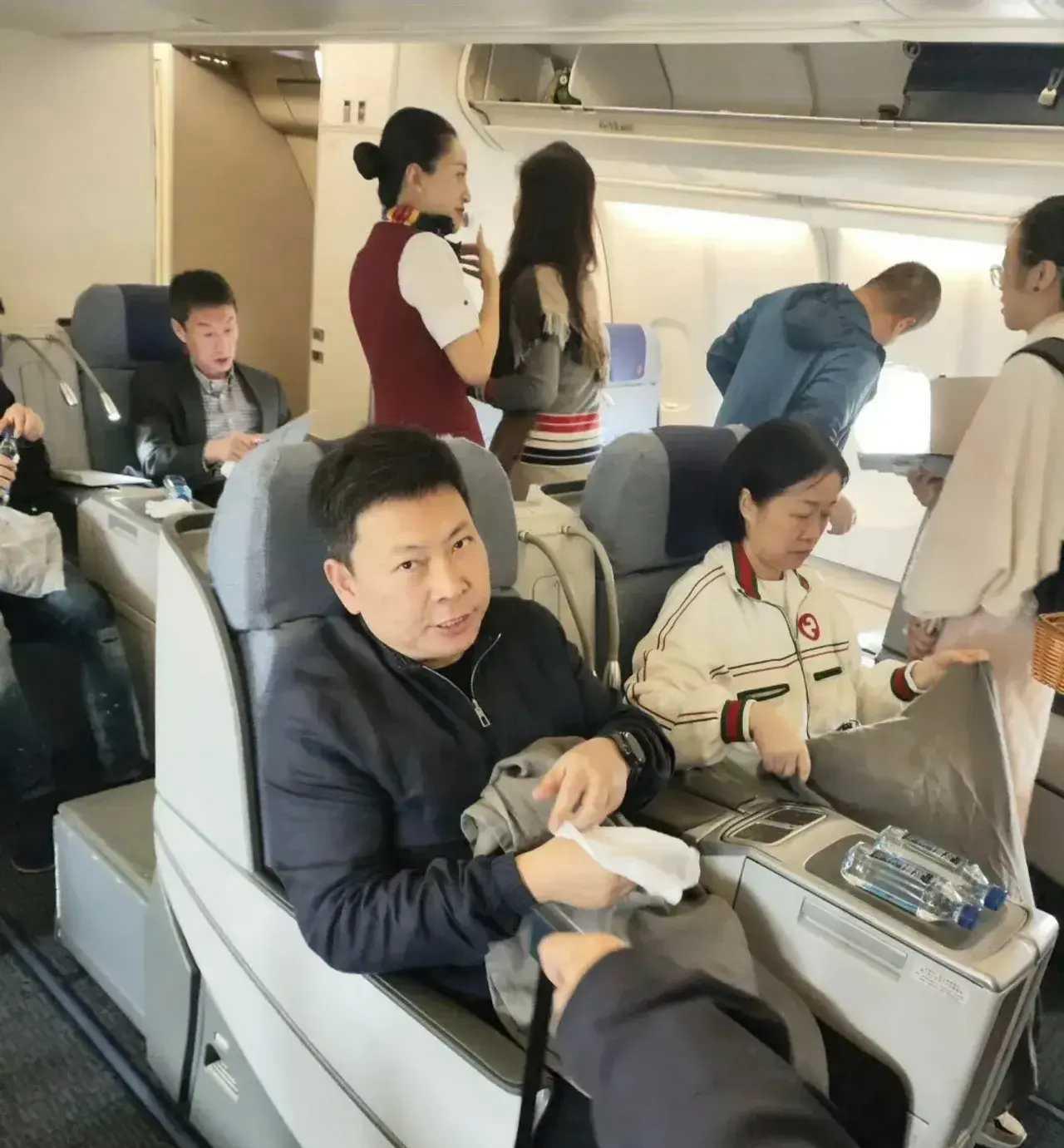 这么有钱还坐商务舱