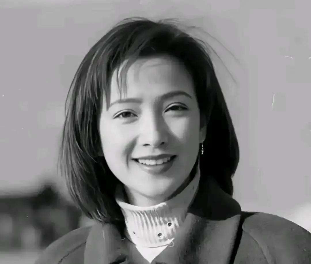 何晴年轻时演遍四大名著，古典气质一绝，却栽在许亚军身上。九十年代他已婚有女，她