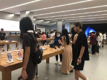 【最快10月到货，#苹果客服否认iPhone18Pro饥饿营销#】9月12日晚20:00，苹果iPh
