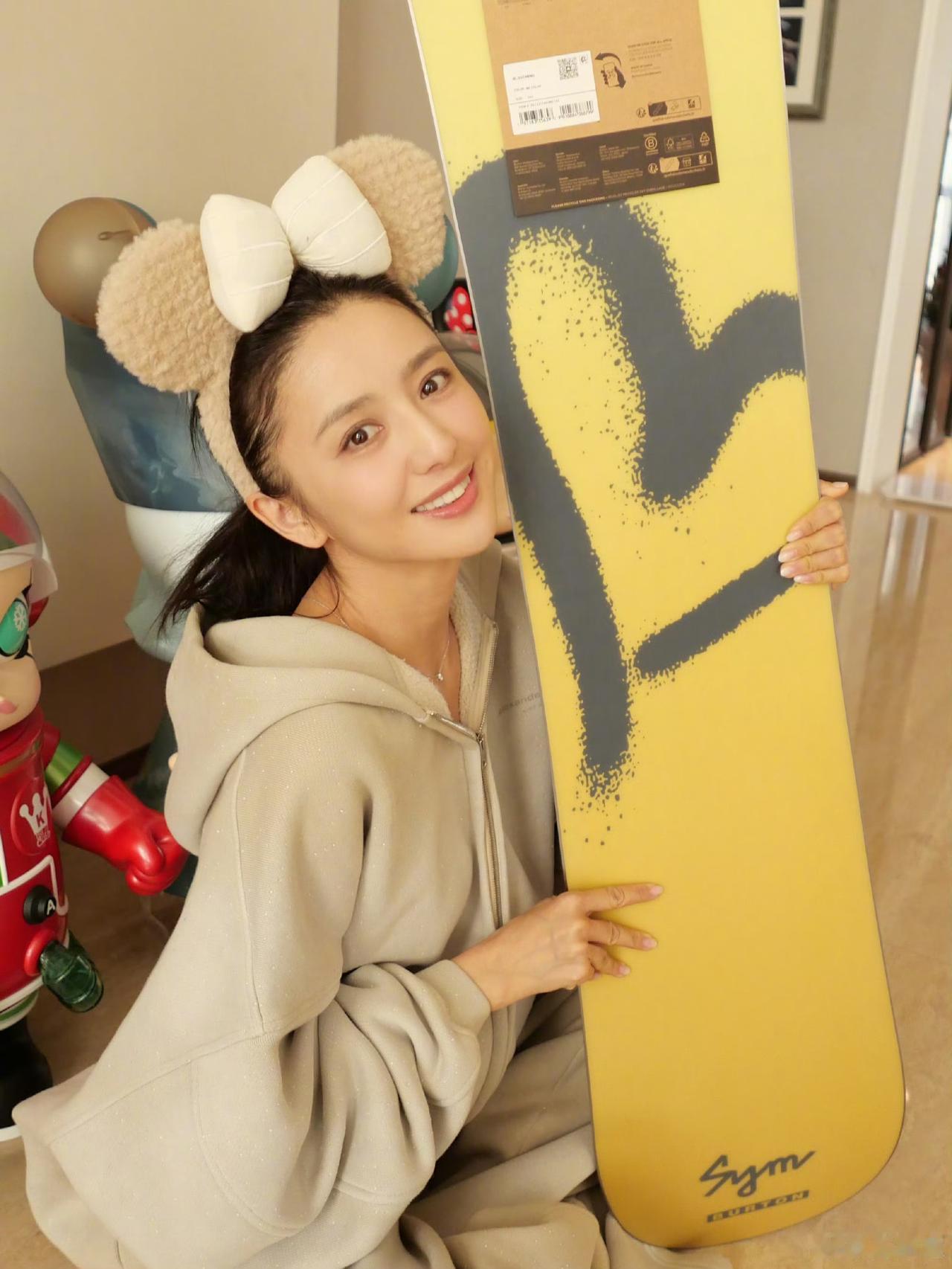 佟丽娅：翊鸣，这已经是我第三年收到你送的滑雪板了，真的特别喜欢！苏翊鸣：丫丫