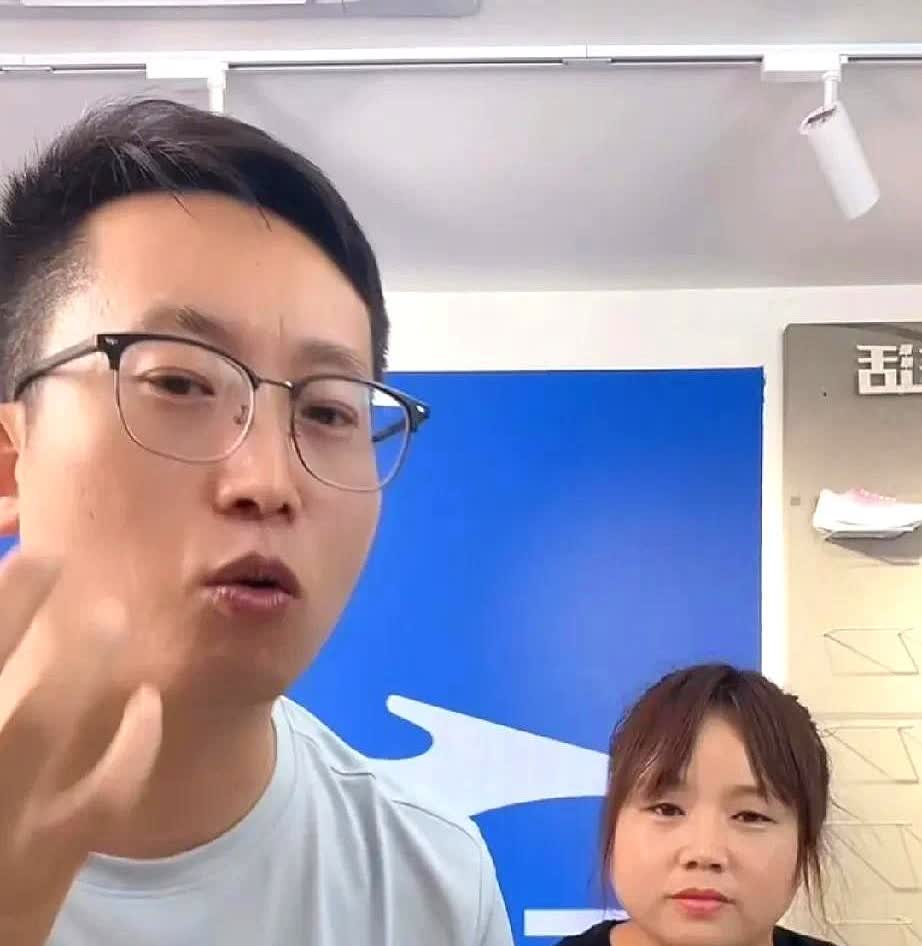 鹏鹏在农村鹏鹏在工地脸部受伤了。农哥前些日子在直播间说过这事儿，说鹏鹏之