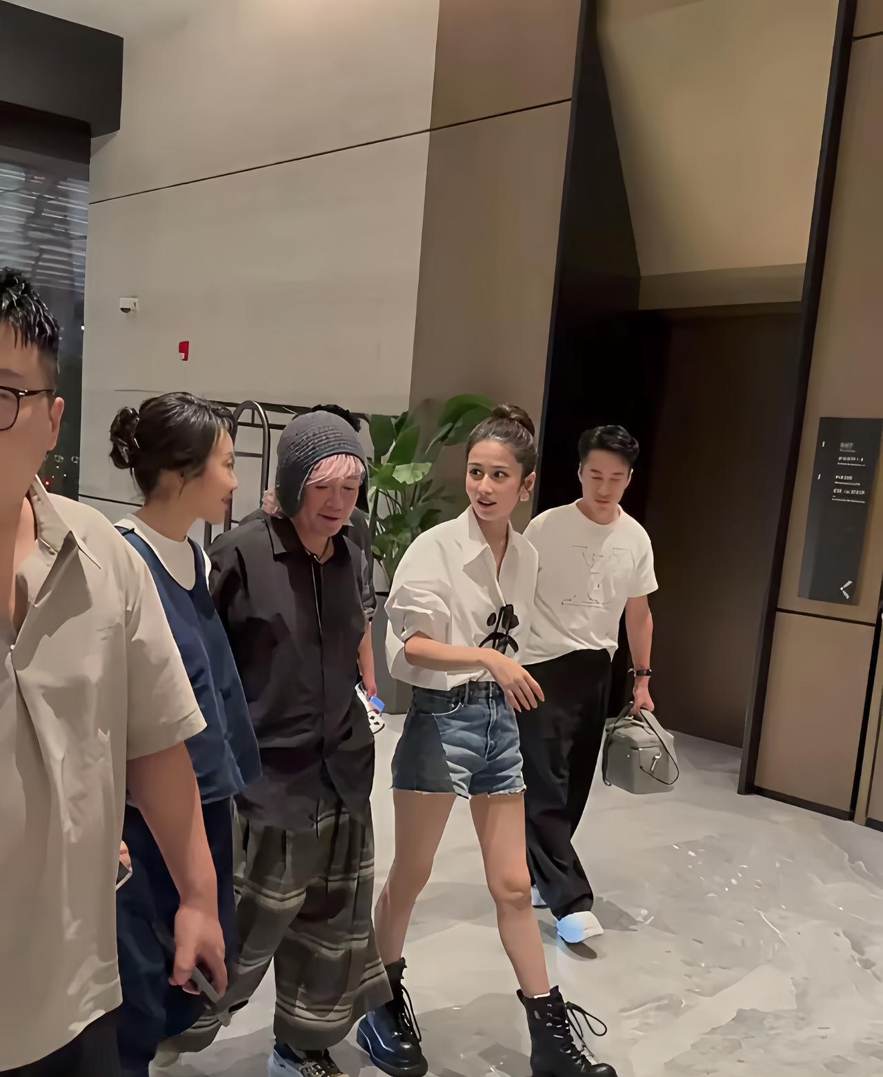 颖儿真的好瘦，她身高169cm，只有90斤，另一方面也是因为她骨架比较小，所以看