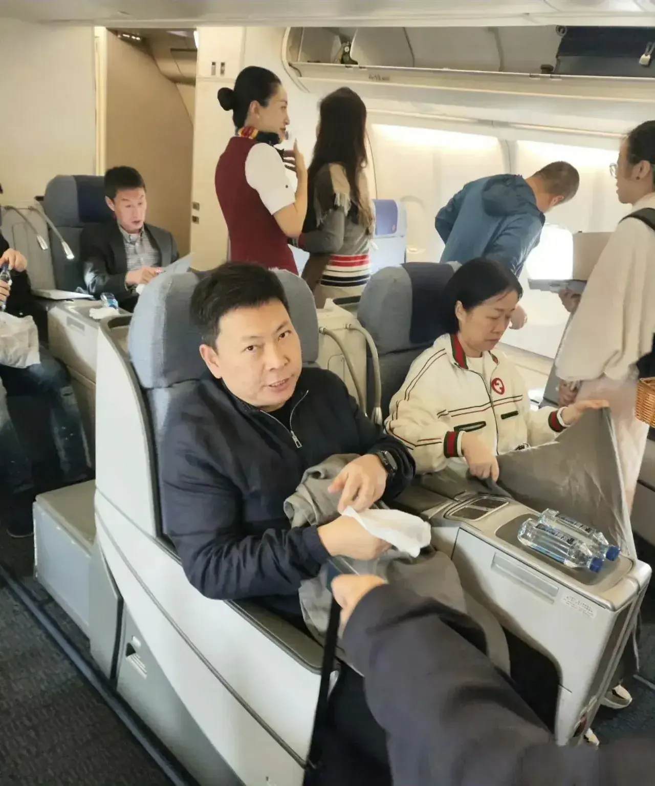 请问余承东飞机座位是头等舱，还是商务舱？