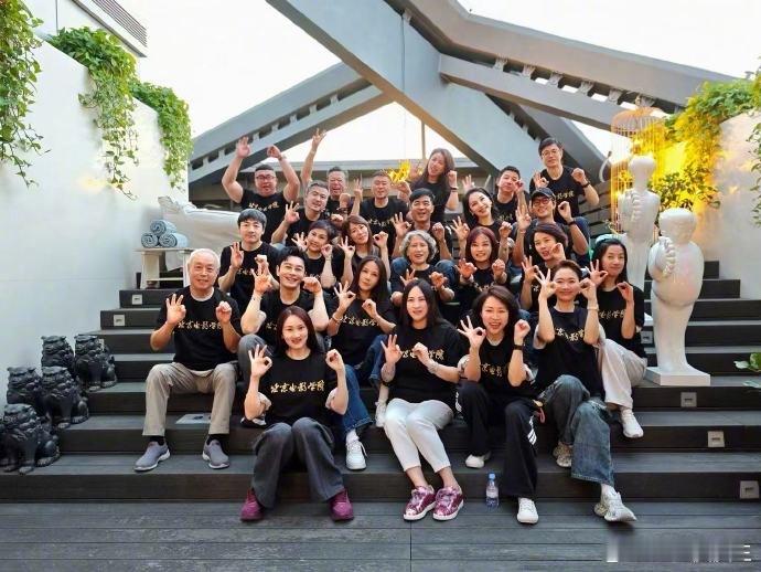 陈坤晒北影96级表演系30年后的大合影。这真是一个星光灿烂的班级，有赵薇、陈坤、