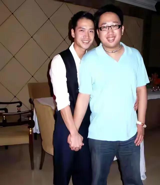 何晟铭力挺于正，于老师是个伟大的人，他肩上扛了许多人！他左边是工作人员，右边是艺