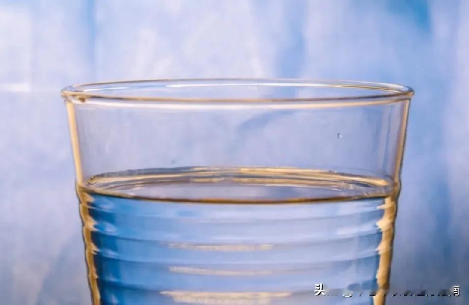 健康小常识每天建议喝够1500–2000毫升温水，尽量少喝或不喝含糖饮料、奶茶