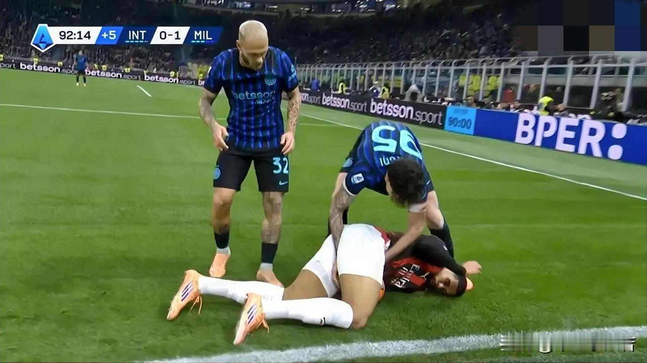 奇克真的是太软了！其实不仅仅是奇克，我们的队员都太老实了，这个动作如果内少加图索